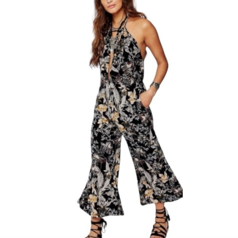 Free People Black Floral Halter Crepe Wide Leg Crop Jumpsuit size 4 Womens
